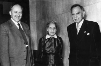 Inauguration of the Max Planck Institute for Chemistry in Mainz (9.7.1956), from left: Straßmann, Meitner, Hahn Fritz Straßmann, Lise Meitner and Otto Hahn
