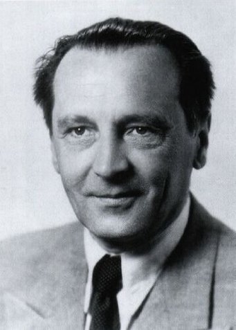 Josef Mattauch Schwarz-Weiß-Foto einer Person mit Anzug und Krawatte.