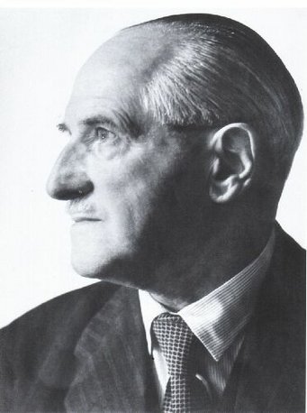 Friedrich A. Paneth Mann im Anzug und Krawatte, von der Seite gesehen.