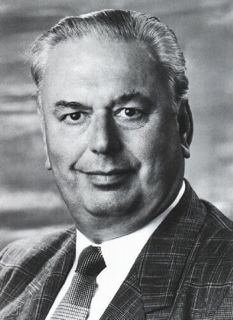 Heinrich Wänke Man wearing a checkered suit and patterned tie.