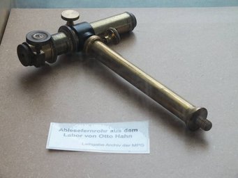 Ablesefernrohr aus dem Labor von Otto Hahn. Foto: Susanne Benner Historisches Ablesefernrohr aus Otto Hahns Labor, gefertigt aus Messing mit mehreren Einstellmechanismen.
