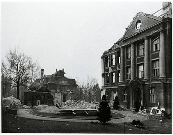 Im Februar 1944 zerstörten Bomben das KWI für Chemie fast vollständig. Bild: Archiv der MPG Berlin-Dahlem Schwarzweißaufnahme von zwei historischen Gebäuden mit erheblichen Kriegsschäden, umgeben von Trümmern und kahlen Bäumen.