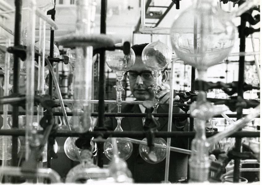 Heinrich Wänke bei der Extraktion von Edelgasen am MPI für Chemie. Bild: MPI für Chemie.