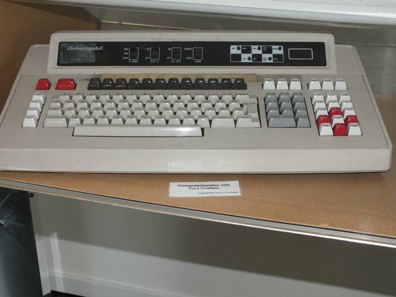 Alte Computer-Tastatur mit verschiedenen farbigen Tasten auf einem Tisch.