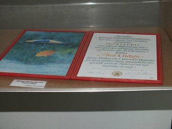 Nobelpreisurkunde von Paul Crutzen. Foto: Susanne Benner Urkunde und Kunstwerk in rotem Rahmen unter Glas ausgestellt.