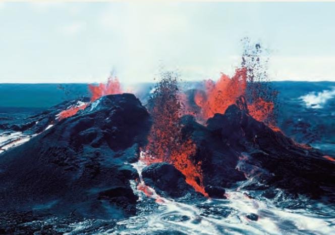 Vulkanisches Lavagestein mit ausfließender roter Lava.