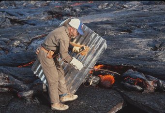 Probensammeln mit Hitzeschild auf der frischen Lava. Foto: A. Hofmann Probensammeln mit Hitzeschild auf der frischen Lava. Foto: A. Hofmann