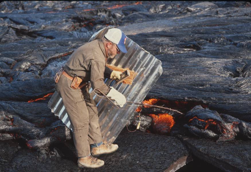 Probensammeln mit Hitzeschild auf der frischen Lava. Foto: A. Hofmann