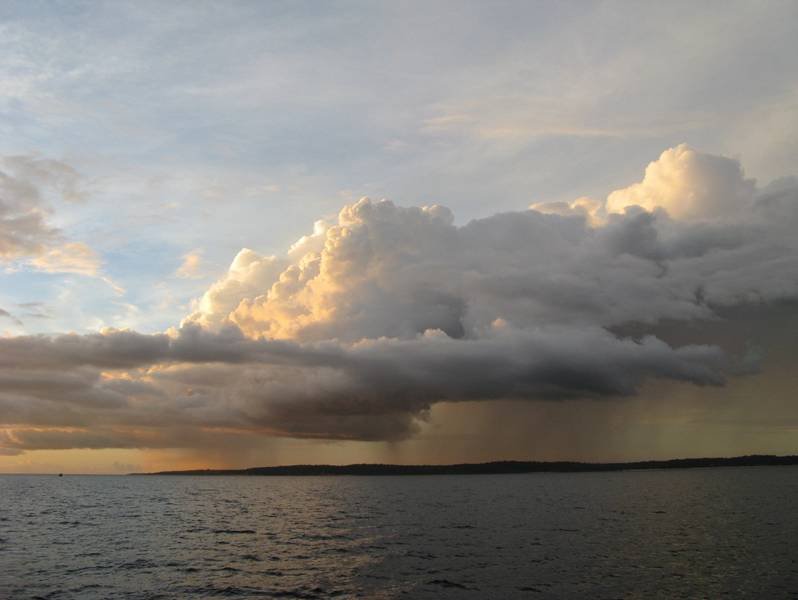 Wolkenformation über einem Gewässer bei Sonnenuntergang.