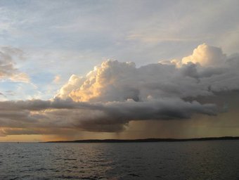 Regenwolken über dem Meer. Bild: Christopher Pöhlker Wolkenformation über einem Gewässer bei Sonnenuntergang.