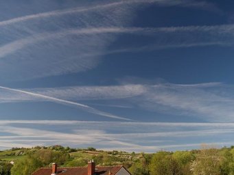 Typische Kondesstreifen von Flugzeugen. S. Borrmann, Ingelheim, 24. April 2004, 9:01 Uhr bis 9:51 Uhr. Typische Kondesstreifen von Flugzeugen. S. Borrmann, Ingelheim, 24. April 2004, 9:01 Uhr bis 9:51 Uhr.