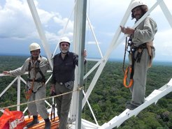 Deutscher Koordinator J. Kesselmeier begrüßt SAN-Mitarbeiter auf dem neuen Turm. Bild: MPI für Chemie