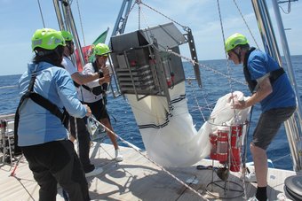 Einsatz des Multinetzes an Bord von S/Y Eugen Seibold zur Untersuchung von Mikroplankton im Madeira-Becken. Von links Maria Calleja, Hans Slagter, Argo Kruusmägi, Ralf Schiebel. Foto: Hedy Aardema Einsatz des Multinetzes an Bord von S/Y Eugen Seibold