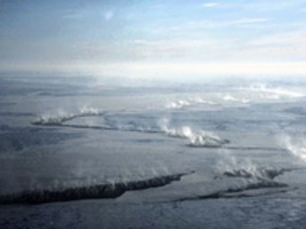 Meereis in der Framstraße nördlich von Spitzbergen. Meereis wirkt als Isolator zwischen dem relativ warmen Ozean und der kalten Atmosphäre. Der Stoff- und Wärmeaustausch an Stellen von eisfreien Rinnen ist auf dem Foto zu sehen: Seerauch dampft aus den Rinnen im Meereis. Foto aus etwa 500 m Höhe, 1998. Meereis in der Framstraße nördlich von Spitzbergen. Meereis wirkt als Isolator zwischen dem relativ warmen Ozean und der kalten Atmosphäre. Der Stoff- und Wärmeaustausch an Stellen von eisfreien Rinnen ist auf dem Foto zu sehen: Seerauch dampft aus den Rinnen im Meereis. Foto aus etwa 500 m Höhe, 1998.