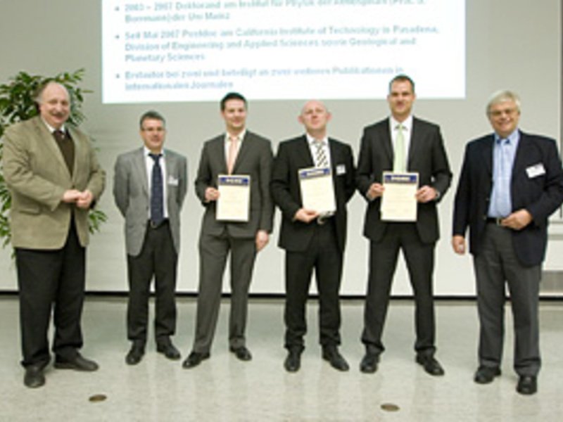 Freude über die Auszeichnungen (von links): DGMS-Vorsitzender Jürgen Grotemeyer, Arndt Ingendoh (Stifterfirma Bruker Daltonik), Sven Sturm, Wolfram Brüchert, Christoph A. Kürten und Jury-Vorsitzender Klaus Heumann.