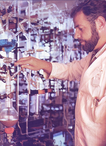 Der MPI-Mitarbeiter Bernhard Spettel bei der Untersuchung von Mond-Proben aus dem Apollo-Programm. Der MPI-Mitarbeiter Bernhard Spettel bei der Untersuchung von Mond-Proben aus dem Apollo-Programm.