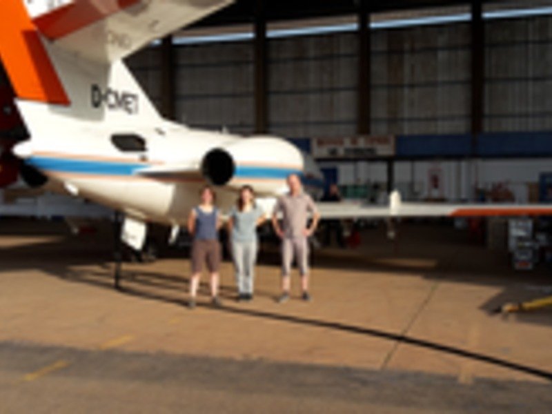 Das Team vom MPI für Chemie (v.l. A. Batenburg, C. Schulz, J. Schneider) in Lomé, Togo, vor dem Forschungsflugzeug Falcon.