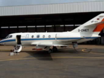 Bereit zum Abflug: Das Forschungsflugzeug Falcon des DLR auf dem Rollfeld in Lomé, Togo. Bereit zum Abflug: Das Forschungsflugzeug Falcon des DLR auf dem Rollfeld in Lomé, Togo.