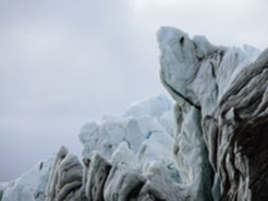 Abbruchkante des sich zurückziehenden Blomstrandbreen-Gletschers auf Spitzbergen.