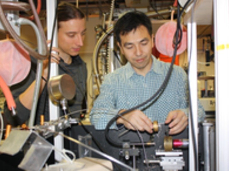 Mounting the diamond anvil cell on the Raman spectrometer: Janek Zeuschner (l.) and Hongbo Wang succeeded in producing stable carbonic acid by using this high pressure instrument.