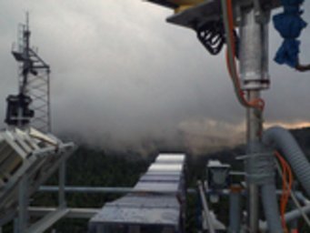 Über den Wipfeln des Thüringer Waldes nahmen die Wissenschaftler Proben der Wolken, die über den Kamm zogen, um mehr über deren Bildung und Zusammensetzung zu erfahren. Über den Wipfeln des Thüringer Waldes nahmen die Wissenschaftler Proben der Wolken, die über den Kamm zogen, um mehr über deren Bildung und Zusammensetzung zu erfahren.