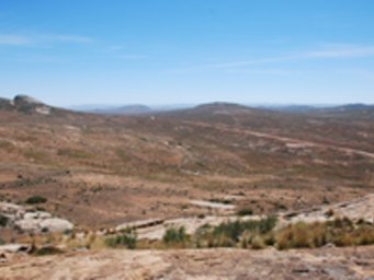 Übersicht über die Halbwüste der Sukkulentenkaroo in der Region um Soebatsfontein, die einen intensiven Bewuchs an biologischen Bodenkrusten aufweist. Übersicht über die Halbwüste der Sukkulentenkaroo in der Region um Soebatsfontein, die einen intensiven Bewuchs an biologischen Bodenkrusten aufweist.
