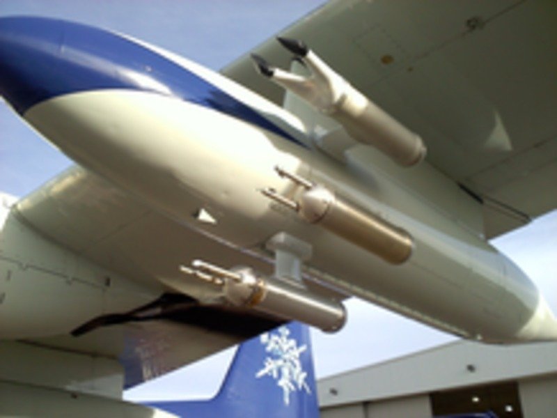 Das Holodec-Instrument wurde unter der Tragfläche eines militärischen Transportflugzeugs (C130) befestigt. Es kann mehre Hundert bis Tausend Wassertröpfchen in einem Bild erfassen.