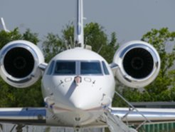 Das Forschungsflugzeug HALO ist mit zahlreichen Einlässen versehen, durch die Luftproben ins Innere zu den Instrumenten geführt werden.