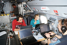Korbinian Hens (MPIC), Anke Roiger (DLR) und Markus Horstjann (Universität Bremen) erfassen während eines Testflugs die Daten ihrer Messgeräte. Korbinian Hens (MPIC), Anke Roiger (DLR) und Markus Horstjann (Universität Bremen) erfassen während eines Testflugs die Daten ihrer Messgeräte.
