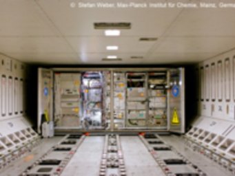 Der IAGOS-CARIBIC Messcontainer im Frachtraum des Lufthansa Airbus. Der IAGOS-CARIBIC Messcontainer im Frachtraum des Lufthansa Airbus.