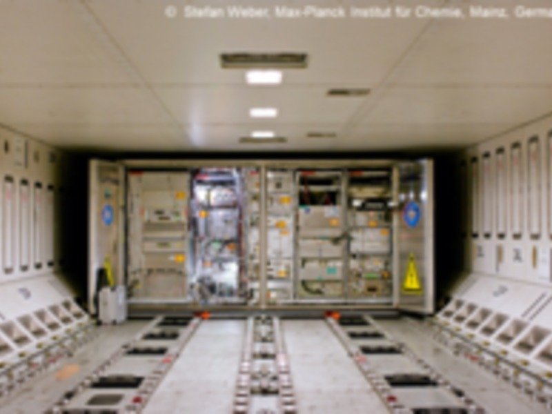 Der IAGOS-CARIBIC Messcontainer im Frachtraum des Lufthansa Airbus.