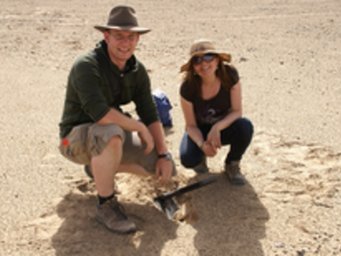 Gemeinsam mit ihrem Kollegen Thomas Behrendt untersuchte Buhalqem Mamtimin Wüstenboden in der Taklamakan-Wüste. Gemeinsam mit ihrem Kollegen Thomas Behrendt untersuchte Buhalqem Mamtimin Wüstenboden in der Taklamakan-Wüste.