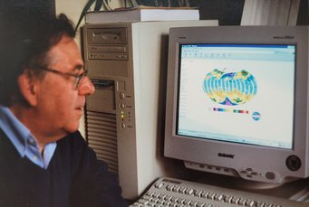 Paul Crutzen infront of his computer