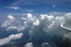 Mehrmals überflogen die Forscher Urwaldgebiete, wie hier in der Nähe von Manaus, die abgebrannt werden. Man erkennt, wie aus einem Brandrodungsfeuer eine Rauchwolke aufsteigt und zu einer Pyrocumulus Wolke anwächst.