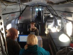 Blick in das Innere des Forschungsflugzeugs HALO. Konzentriert verfolgen die Wissenschaftler den Verlauf ihrer Messungen.