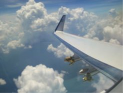 Unter den Tragflächen des Forschungsflugzeugs HALO befinden sich Sonden, um die Eigenschaften von Aerosolen und Wolkenteilchen zu bestimmen.