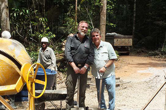 Stolz, am Fundament für den Messturm ATTO mitzubauen: Max-Planck Koordinator Jürgen Kesselmeier und INPA-Direktor Luiz Renator de França während der Zeremonie zum Baustart des 325 Meter hohen Klimaturms im Amazonas-Regenwald. Stolz, am Fundament für den Messturm ATTO mitzubauen: Max-Planck Koordinator Jürgen Kesselmeier und INPA-Direktor Luiz Renator de França während der Zeremonie zum Baustart des 325 Meter hohen Klimaturms im Amazonas-Regenwald.