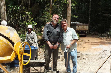 Proud to help build the foundation of the measurement tower ATTO: Max Planck coordinator Jürgen Kesselmeier and INPA director Luiz Renator de França during the ceremony for the start of construction of the 325 meter high climate tower in the Amazon rain forest.