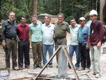 Gruppenbild vor dem ATTO-Fundament: MPIC-Projektleiter Jürgen Kesselmeier, Alessandro Augusto Michiles von der UEA, INPA-Projektleiter Antonio Ocimar Manzi, INPA Direktor Luiz Renator de França, MPG-Vertreter Andreas Trepte, der Inhaber der Firma SAN Sergio Nascimento, Cheftechniker Hermes Braga, INPA Ingenieur Wallace Souza (vlnr). Gruppenbild vor dem ATTO-Fundament: MPIC-Projektleiter Jürgen Kesselmeier, Alessandro Augusto Michiles von der UEA, INPA-Projektleiter Antonio Ocimar Manzi, INPA Direktor Luiz Renator de França, MPG-Vertreter Andreas Trepte, der Inhaber der Firma SAN Sergio Nascimento, Cheftechniker Hermes Braga, INPA Ingenieur Wallace Souza (vlnr).