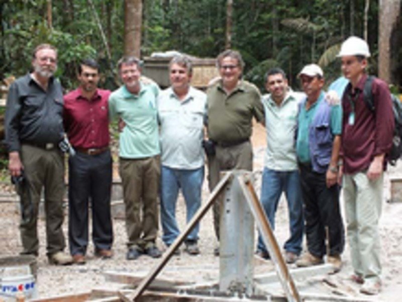 Group picture in front of the ATTO-foundation: MPIC project manager Jürgen Kesselmeier, Alessandro Augusto Michiles of the UEA, INPA project manager Antonio Ocimar Manzi, INPA director Luiz Renator de França, MPG representative Andreas Trepte, owner of the company SAN Sergio Nascimento, chief technician Hermes Braga, INPA engineer Wallace Souza (left to right).