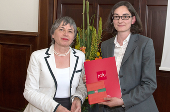 Dr. Sarah-Lena von der Weiden-Reinmüller (r.) erhielt den Forschungsförderpreis der Freunde der Universität Mainz e.V. für ihre Dissertation "Charakterisierung der Abluftfahne einer Megastadt". Dr. Sarah-Lena von der Weiden-Reinmüller (r.) erhielt den Forschungsförderpreis der Freunde der Universität Mainz e.V. für ihre Dissertation "Charakterisierung der Abluftfahne einer Megastadt".