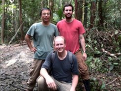 Christopher Pöhlker (Bildmitte) gemeinsam mit seinen Kollegen Xuguang Chi und Jorge Saturno im brasilianischen Regenwald.
