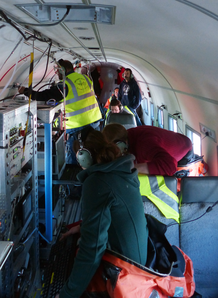 Die Wissenschaftler bei der Arbeit im Forschungsflugzeug Polar 6. Die Wissenschaftler bei der Arbeit im Forschungsflugzeug Polar 6.