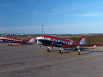 Die beiden Forschungsflugzeuge Polar 5 und Polar 6 am Boden. Die beiden Forschungsflugzeuge Polar 5 und Polar 6 am Boden.