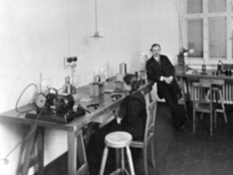 Lise Meitner und Otto Hahn in ihrem Berliner Labor um 1909. Quelle: