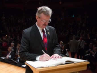 MPIC-Direktor Meinrat O. Andreae durfte sich bei der offiziellen Einführungszeremonie Anfang Oktober in das Mitgliederbuch der Academy of Arts and Sciences eintragen, in dem bereits bekannte Namen wie Albert Einstein und Charles Darwin verewigt sind. MPIC-Direktor Meinrat O. Andreae durfte sich bei der offiziellen Einführungszeremonie Anfang Oktober in das Mitgliederbuch der Academy of Arts and Sciences eintragen, in dem bereits bekannte Namen wie Albert Einstein und Charles Darwin verewigt sind.