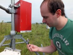 Michael Ermel legt ein frisches Sensorplättchen in ein Ozonmessgerät ein. Der Forscher des Max-Planck-Instituts für Chemie in Mainz hat die Sensorplättchen verbessert, die das Spurengas mit Hilfe von Chemilumineszenz messen.