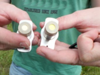 Vergleich eines frischen Sensorplättchens zur schnellen Ozonmessung (rechts) mit einem benutzen (links). Die Sensorplättchen können bis zu einer Woche lang genutzt werden. Vergleich eines frischen Sensorplättchens zur schnellen Ozonmessung (rechts) mit einem benutzen (links). Die Sensorplättchen können bis zu einer Woche lang genutzt werden.