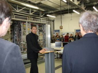 Dr. Wolfgang Scholze, Leiter Umweltmanagement Fraport AG, erläuterte warum der Umweltfond der Fraport AG das CARIBIC-Projekt unterstützt. Dr. Wolfgang Scholze, Leiter Umweltmanagement Fraport AG, erläuterte warum der Umweltfond der Fraport AG das CARIBIC-Projekt unterstützt.