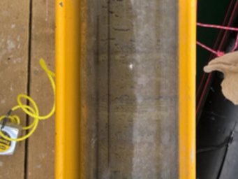Ein Sedimentbohrkern: Die feinen hell-dunklen Lagen entsprechen jeweils einem Jahr. Ein Sedimentbohrkern: Die feinen hell-dunklen Lagen entsprechen jeweils einem Jahr.